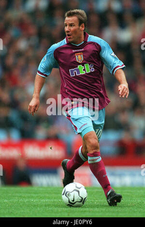 PAUL MERSON ASTON VILLA FC VILLENPARK BIRMINGHAM ENGLAND 30. September 2000 Stockfoto