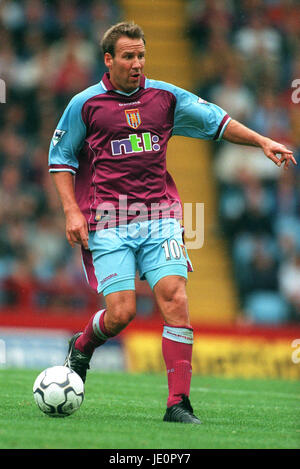 PAUL MERSON ASTON VILLA FC VILLENPARK BIRMINGHAM ENGLAND 30. September 2000 Stockfoto