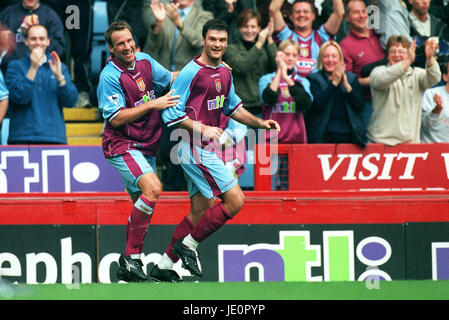 PAUL MERSON & ALPAY OZALAN ASTON VILLA V DERBY COUNTY PARK VILLA BIRMINGHAM ENGLAND 30. September 2000 Stockfoto