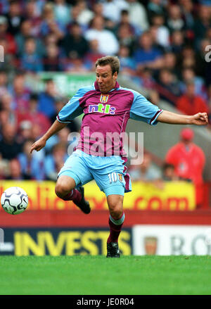 PAUL MERSON ASTON VILLA FC VILLENPARK BIRMINGHAM ENGLAND 30. September 2000 Stockfoto