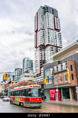 Alte Straßenbahn in einer Straße von Toronto. Die Straßenbahn Toronto ist die größte und geschäftigste Stadtbahn System in Nordamerika Stockfoto