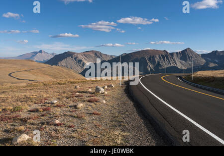 Gepflasterte Trail Ridge Road geht durch Rocky Mountain National Park im Northern Colorado gelegen.  Trail Ridge Road US 34 geht 48 Meilen betwee Stockfoto