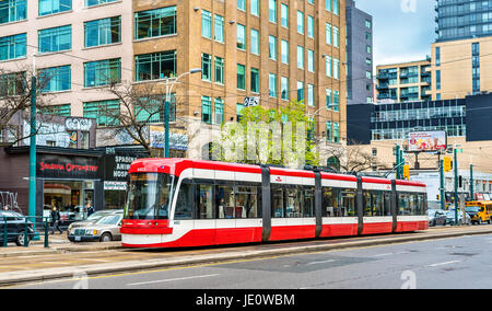 Moderne Straßenbahn in einer Straße von Toronto. Die Straßenbahn Toronto ist die größte und geschäftigste Stadtbahn System in Nordamerika Stockfoto