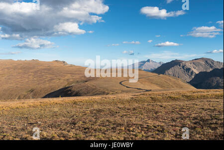 Gepflasterte Trail Ridge Road geht durch Rocky Mountain National Park im Northern Colorado gelegen.  Trail Ridge Road US 34 geht 48 Meilen betwee Stockfoto