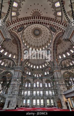 Fatih-Moschee, eine öffentliche Osmanische Moschee im Stadtteil von Istanbul, Türkei, Ebene abgewinkelten Flachschuss zeigen riesige Bögen, Fatih dekoriert, Kuppeln und colore Stockfoto