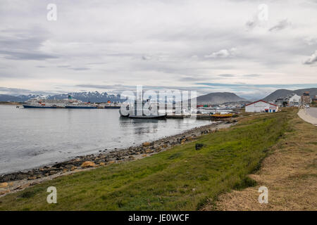 Ushuaia-Küste und die Berge in Patagonien - Ushuaia, Feuerland, Argentinien Stockfoto