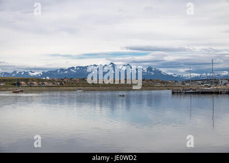 Ushuaia-Küste und die Berge in Patagonien - Ushuaia, Feuerland, Argentinien Stockfoto