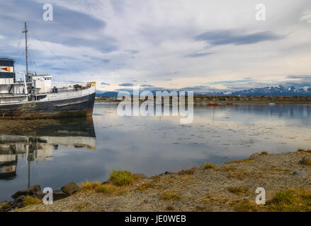 Verlassene HMS Gerechtigkeit Schlepper geerdet in Patagonien - Ushuaia, Feuerland, Argentinien Stockfoto