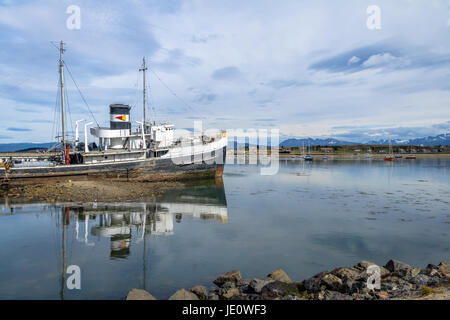 Verlassene HMS Gerechtigkeit Schlepper geerdet in Patagonien - Ushuaia, Feuerland, Argentinien Stockfoto