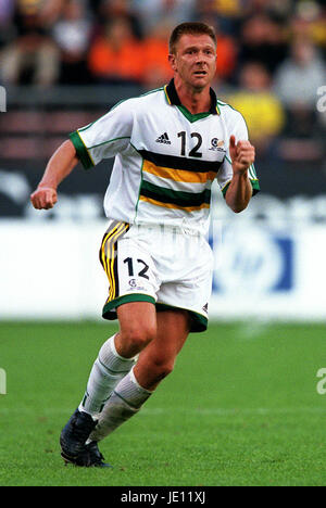 ERIC TINKLER Südafrika & BARNSLEY FC STOCKHOLM Schweden RASUNDA Stadion 15. August 2001 Stockfoto