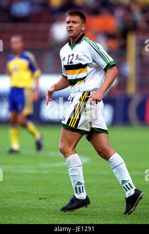 ERIC TINKLER Südafrika & BARNSLEY FC RASUNDA Stadion STOCKHOLM Schweden 15. August 2001 Stockfoto