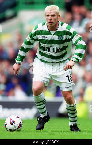 NEIL LENNON GLASGOW CELTIC FC CELTIC PARK GLASGOW Schottland 11. August 2001 Stockfoto