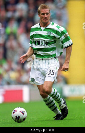 JOHAN MJÄLLBY GLASGOW CELTIC FC CELTIC PARK GLASGOW Schottland 11. August 2001 Stockfoto