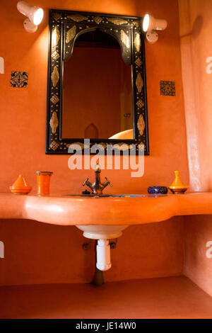 Spa im marokkanischen Stil und Bad in Marokko. Blick auf das Waschbecken und der Spiegel mit Beleuchtungausrüstung oben. Stockfoto