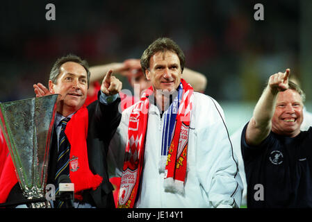 GERARD HOULLIER & THOMPSON LIVERPOOL gegen DEPORTIVO ALAVES WESTFALEN STADION DORTMUND Deutschland 16. Mai 2001 Stockfoto