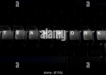 PC-Computer mit der Tastatur angeordnet, die Wort Teamarbeit zu buchstabieren Stockfoto