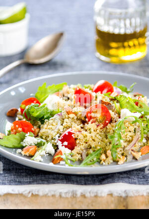 Quinoa mit Feta, Mandel und Rucola-Salat Stockfoto