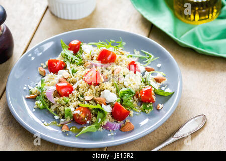 Quinoa mit Feta, Mandel und Rucola-Salat Stockfoto