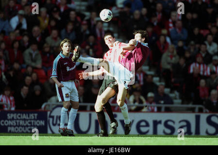 CHRISTIAN DAILLY & NIALL QUINN SUNDERLAND V WEST HAM UNITED Stadion von leichten SUNDERLAND ENGLAND 17. Februar 2001 Stockfoto