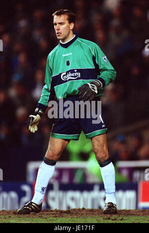 SANDER WESTERVELD LIVERPOOL FC MAINE ROAD MANCHESTER MANCHESTER ENGLAND 31. Januar 2001 Stockfoto