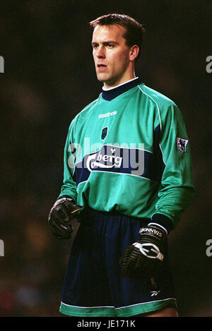 SANDER WESTERVELD LIVERPOOL FC MAINE ROAD MANCHESTER MANCHESTER ENGLAND 31. Januar 2001 Stockfoto