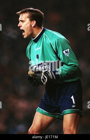 SANDER WESTERVELD LIVERPOOL FC MAINE ROAD MANCHESTER MANCHESTER ENGLAND 31. Januar 2001 Stockfoto