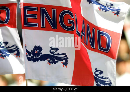 ENGLAND Fahne ENGLAND V Griechenland OLD TRAFFORD MANCHESTER 6. Oktober 2001 Stockfoto