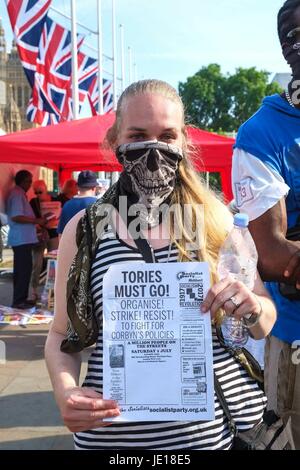 London, UK. 21. Juni 2017. Demonstranten marschieren von Shepherds Bush zum Parlament fordern Gerechtigkeit für die Opfer des Feuers Grenfell Turm und Theresa Mays Rücktritt. Der Protest wurde von einer marxistischen Gruppe mit dem Namen Bewegung für Gerechtigkeit von Any Means Necessary "Herunterfahren" London soll am Tag der Rede der Königin im Parlament organisiert. Bildnachweis: Claire Doherty/Pacific Press/Alamy Live-Nachrichten Stockfoto