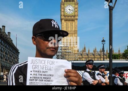 London, UK. 21. Juni 2017. Demonstranten marschieren von Shepherds Bush zum Parlament fordern Gerechtigkeit für die Opfer des Feuers Grenfell Turm und Theresa Mays Rücktritt. Der Protest wurde von einer marxistischen Gruppe mit dem Namen Bewegung für Gerechtigkeit von Any Means Necessary "Herunterfahren" London soll am Tag der Rede der Königin im Parlament organisiert. Bildnachweis: Claire Doherty/Pacific Press/Alamy Live-Nachrichten Stockfoto