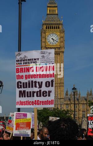 London, UK. 21. Juni 2017. Demonstranten marschieren von Shepherds Bush zum Parlament fordern Gerechtigkeit für die Opfer des Feuers Grenfell Turm und Theresa Mays Rücktritt. Der Protest wurde von einer marxistischen Gruppe mit dem Namen Bewegung für Gerechtigkeit von Any Means Necessary "Herunterfahren" London soll am Tag der Rede der Königin im Parlament organisiert. Bildnachweis: Claire Doherty/Pacific Press/Alamy Live-Nachrichten Stockfoto