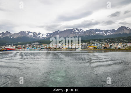 Blick auf die Stadt Ushuaia und Berge in Patagonien - Ushuaia, Feuerland, Argentinien Stockfoto