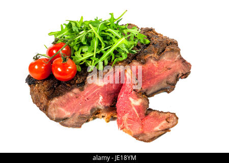 Roastbeef mit Rucola und Tomaten auf weißem Hintergrund Stockfoto