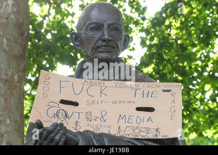 London, UK. 21. Juni 2017. Demonstranten marschieren von Shepherds Bush zum Parlament fordern Gerechtigkeit für die Opfer des Feuers Grenfell Turm und Theresa Mays Rücktritt. Der Protest wurde von einer marxistischen Gruppe mit dem Namen Bewegung für Gerechtigkeit von Any Means Necessary "Herunterfahren" London soll am Tag der Rede der Königin im Parlament organisiert. Bildnachweis: Claire Doherty/Pacific Press/Alamy Live-Nachrichten Stockfoto