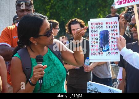 London, UK. 21. Juni 2017. Demonstranten marschieren von Shepherds Bush zum Parlament fordern Gerechtigkeit für die Opfer des Feuers Grenfell Turm und Theresa Mays Rücktritt. Der Protest wurde von einer marxistischen Gruppe mit dem Namen Bewegung für Gerechtigkeit von Any Means Necessary "Herunterfahren" London soll am Tag der Rede der Königin im Parlament organisiert. Bildnachweis: Claire Doherty/Pacific Press/Alamy Live-Nachrichten Stockfoto