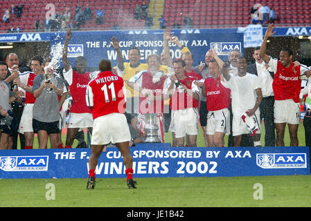 ARSENAL feiern ARSENAL V CHELSEA FA CUP FINAL MILLENNIUM Stadion CARDIFF WALES 4. Mai 2002 Stockfoto