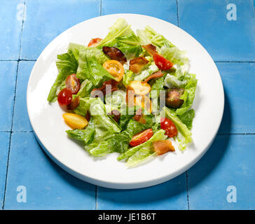 Garten Salat auf weiße Platte Stockfoto