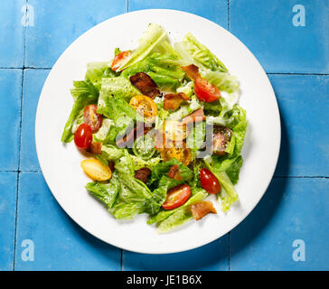 Garten Salat auf weiße Platte Stockfoto