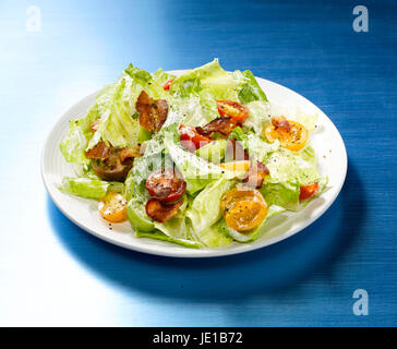 Gemischter grüner Salat auf Teller Stockfoto