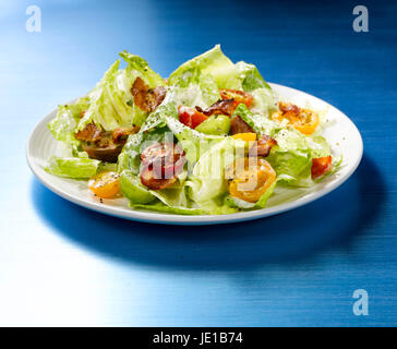 Gemischter grüner Salat auf Teller Stockfoto