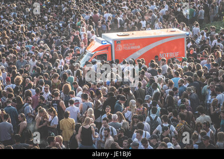 Berlin, Deutschland - 21. Juni 2017: Notfall-Transporter / Krankenwagen innen Menschenmenge bei "Fete De La Musique" in Berlin, Deutschland. Stockfoto