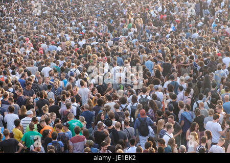 Berlin, Deutschland - 21. Juni 2017: viele Menschen in überfüllten Park (Mauerpark) bei "fete De La Musique" in Berlin, Deutschland. Stockfoto