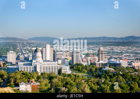 Skyline von Salt Lake City Utah mit der Utah State Capitol Building und dem historischen Tempel der Mormonen Stockfoto