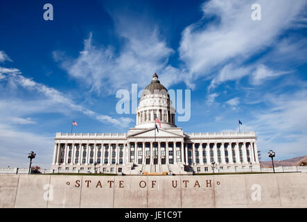 Utah State Capitol Building in Salt Lake City Utah an einem Sommertag. Das Bild enthält die Worte "State of Utah" unter dem Kapitolgebäude. Stockfoto