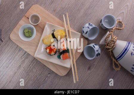Japanisches Sushi am alten Holz Hintergrund Stockfoto