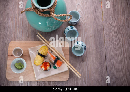Japanisches Sushi am alten Holz Hintergrund Stockfoto