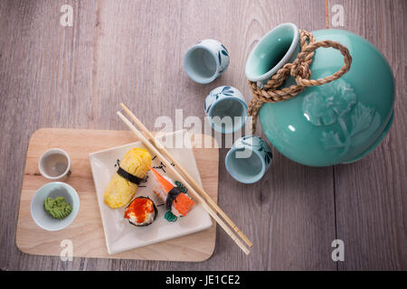 Japanisches Sushi am alten Holz Hintergrund Stockfoto