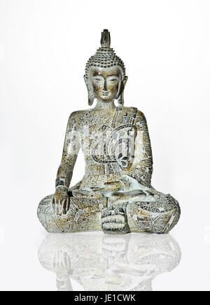 Buddha-Statue auf weißem Hintergrund mit Reflexion Stockfoto