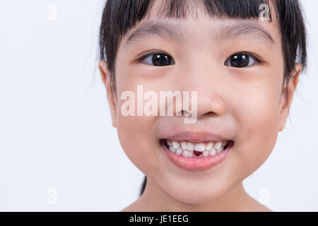 Glücklich chinesischen kleine Asiatin mit zahnlosen Lächeln in isolierten weißen Hintergrund Stockfoto