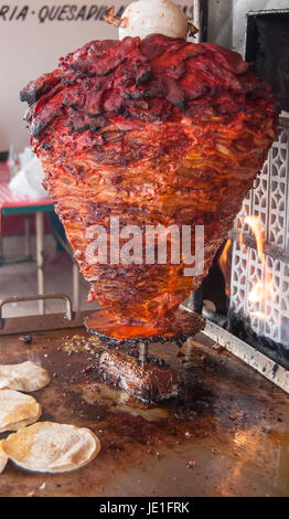 Tacostand mit der berühmten Fleisch TROMPO, normalerweise genannt (Tacos al Pastor) befindet sich in Rosarito Baja California. Mexiko Stockfoto