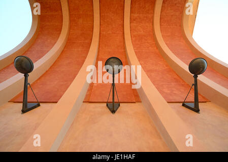 Moderne Bogen oder Torbogen und Straßenlaternen in den modernen Stadtteil Sextius-Mirabeau Aix-en-Provence Frankreich Stockfoto